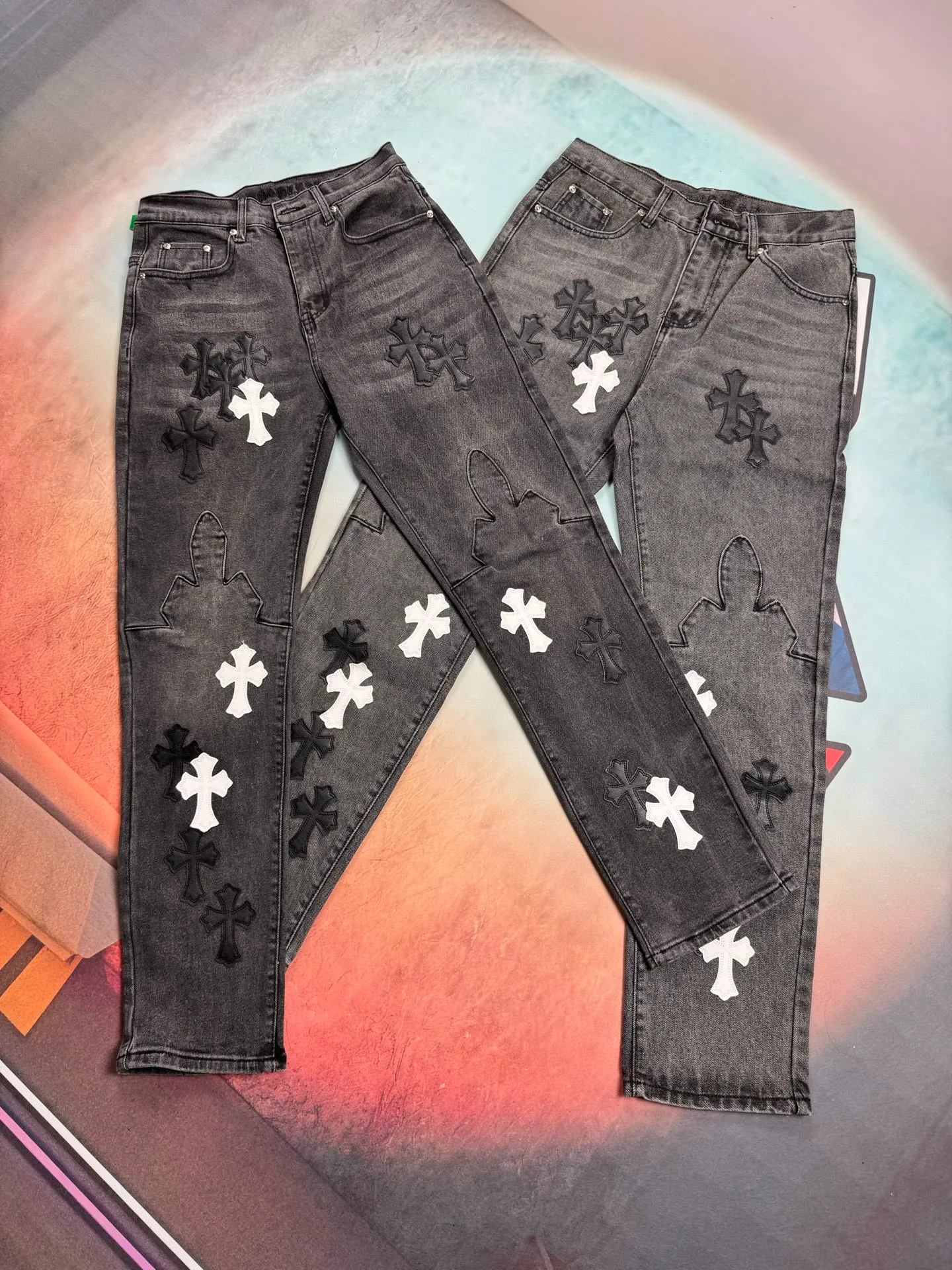 🅿️290 🔘Style No.-KL108 🔘Cro Heart𝐂𝐡𝐫𝐨𝐦𝐞 𝐇𝐞𝐚𝐫𝐭 24SS VIP customer-ordered black and white leather patchwork flame jeans* shocking debut! High-quality fabric: Selected beaded canvas fabric has undergone heavy industrial washing. It not only shows the texture of the upper body, but also is soft and skin-friendly, with excellent breathability, bringing all-day comfort. Ingenious version: The whole trousers adopt three-dimensional cutting technology, and the trousers are crisp and suitable for different body types. Gender-free design, both boys and girls can easily control it and stay at the forefront of fashion. Exquisite craftsmanship: The hardware is strictly customized according to the original version, with customized small leather labels, and every detail reveals the care. Full marks for details: the overall wiring is neat and the craftsmanship is exquisite, which not only retains the simple and elegant design style, but also highlights the quality.  Size: S M L XL XXL (28.30.32.34.36) Color: Black